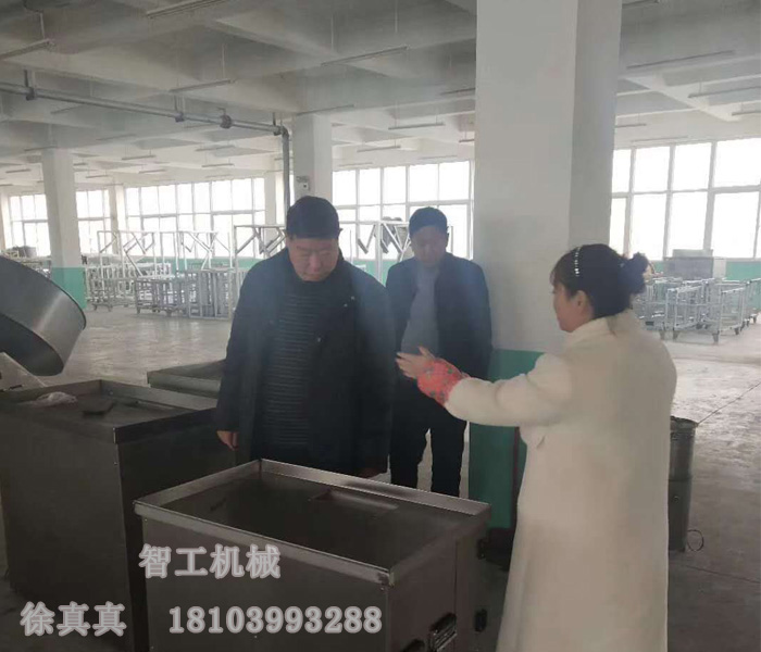 魯山老客戶再次來許昌智工考察訂購湯圓機、元宵制陷機！