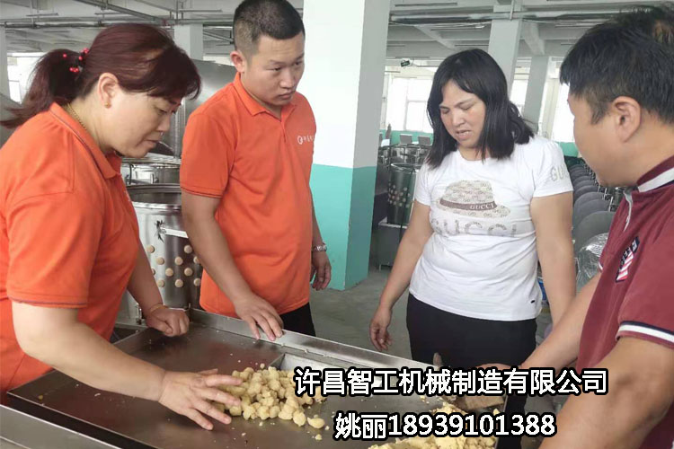 河南周口客戶自帶原料到許昌智工考察、試機制餡機?。ㄗ龈恻c）