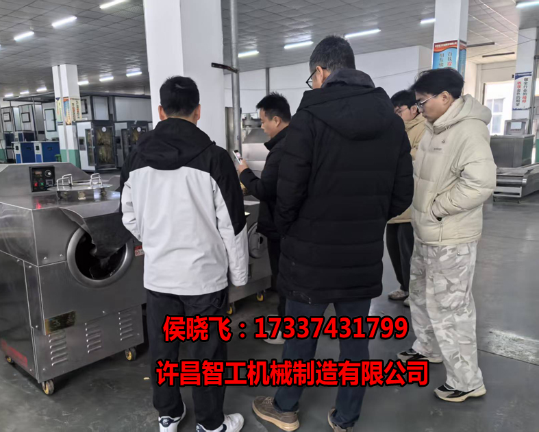 3.7日，客戶來廠考察小型花生機(jī)